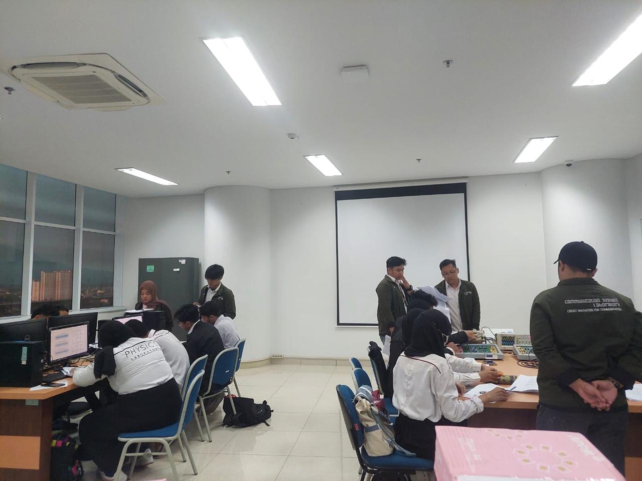 Kegiatan studi banding antar laboratorium